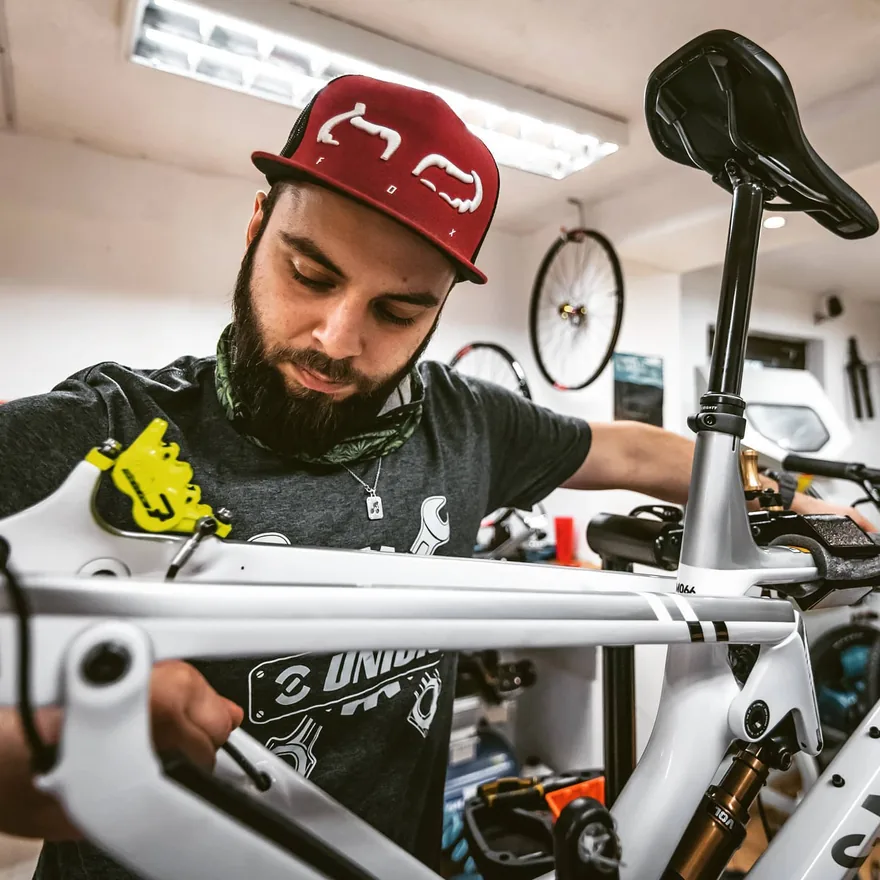 Arkadiusz Brańka przy montażu roweru w swoim serwisie w Bielsku-Białej